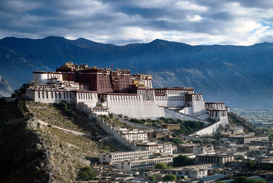 the-travel-diary-things-to-do-in-lhasa-potala-palace.jpg